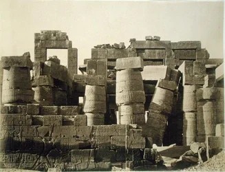 Buitenaanzicht van de hypostyle van de grote tempel in Karnak