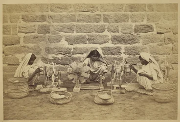 Vrouwelijke gevangenen die katoen spinnen in de gevangenis van Karachi. Fotograaf: Michie en Company ca. 1873