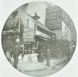 Fouberts Place, Westminster: bij Kingly Street, 1890