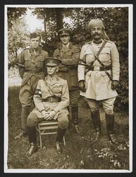 Generaal Sir James Willcocks en zijn persoonlijke staf in de tuin van zijn hoofdkwartier [Merville, Frankrijk]. 31 juli 1915