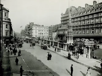 Algemeen uitzicht langs de Strand met Charing Cross Station