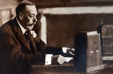 George V zendt zijn kerstboodschap uit aan het Britse Gemenebest en Rijk