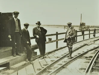 Groep mannen op Becontree Estate
