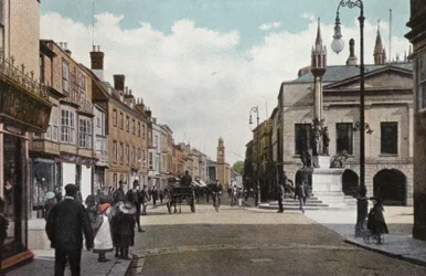 Hoofdstraat en Queen Victoria Memorial, Newport