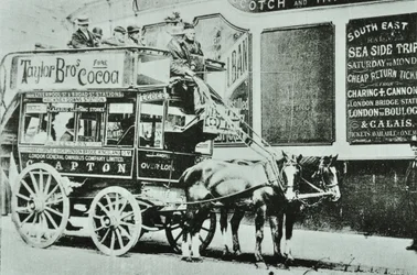 Paard-en-wagen omnibus met passagiers, 1899