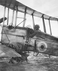 Hoe het garnizoen van Kut werd gevoed door vliegmachine: klaar voor de vlucht met zakken graan, uit The Illustrated War News, 21 juni 1916