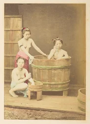 [Japanse] Meisjes baden, Studio tableau van drie halfnaakte jonge Japanse vrouwen, geposeerd in en rond een ronde houten badkuip