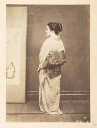 Japanse vrouw in traditionele kleding, Fotograaf: Onbekend Lucas Collectie: Fotografisch verslag van de wereldreis van Charles James en Morton P. Lucas