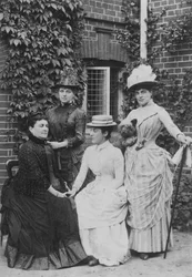 Jennie Jerome, later Lady Randolph Churchill, met haar moeder en zussen