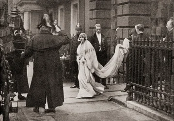 Lady Elizabeth Bowes Lyon op weg naar haar huwelijk op 26 april 1923, met H.K.H. De Hertog van York, later Koning George VI, uit Het Verhaal van Vijfentwintig Jaar, gepubliceerd 1935