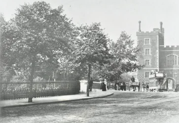 Lambeth Brug: toegangsweg met Lambeth Paleis op de achtergrond, 1897