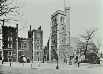 Lambeth PalaceSaint Marys Church, Lambeth Palace Road: poort en Saint Marys Church, 1890