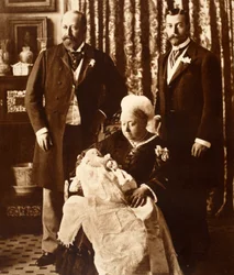 Koningin Victoria houdt koning Edward VIII vast bij zijn doop op 16 juli 1894