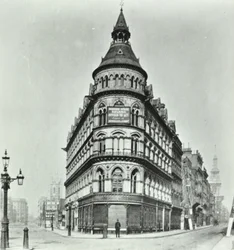 Queen Victoria Street, Mansion House Street hoek van Poultry en Queen Victoria Street, Londen, 1880