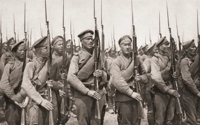 Russische infanterie op parade en presenteren van wapens tijdens de Eerste Wereldoorlog, uit The Illustrated War News, 1915