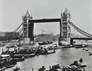 Schepen passeren onder Tower Bridge, 1894