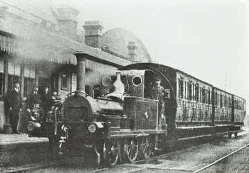 South Dock Station: een vierwielige gekoppelde tanklocomotief op het station, 1880
