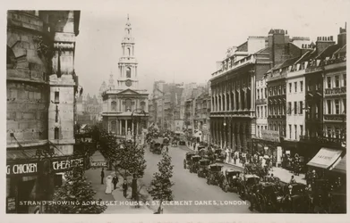 De Strand, met Somerset House en St Clement Danes, Londen