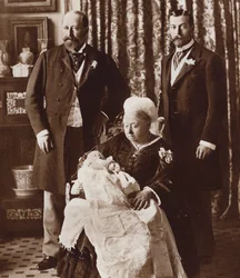 De doop van de toekomstige koning Edward VIII, met koningin Victoria, koning Edward VII en koning George V