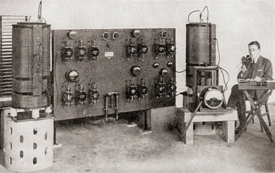 De eerste uitzendzender bediend in Groot-Brittannië, geïnstalleerd bij de Marconi Works, Chelmsford, in 1919 en 1920, uit Het Verhaal van Vijfentwintig Jaar, gepubliceerd 1935