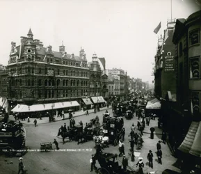 Tottenham Court Road vanaf Oxford Street, Londen
