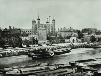 Tower of London, Tower Hill: vanaf de rivier, 1895