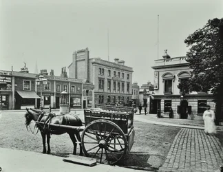 Upper Richmond Road, west vanaf Putney High Street, met paard en wagen op de voorgrond, 1880