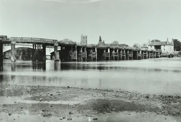 Uitzicht op Oude en Nieuwe Putney Bruggen met oast huis en All Saints Kerk op de achtergrond, 1885