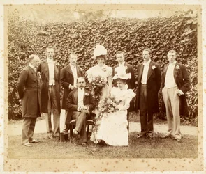 Huwelijksportret van Francis Edward Younghusband en Helen Augusta Magniac, Datchet