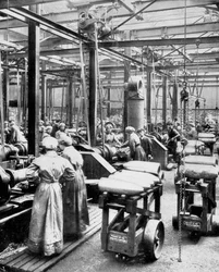 Vrouwen maken hoogexplosieve granaten