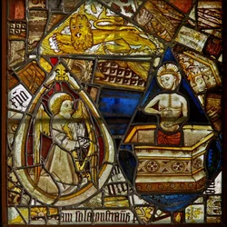 Een paneel in het oostelijke raam met Christus van Medelijden die uit het graf opstaat; ook een muzikale engel met een harp en de leeuw van Sint Marcus tussen fragmenten