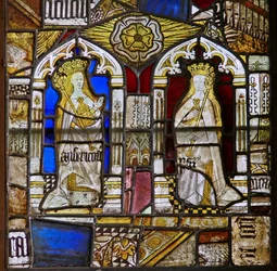 Een paneel in het oostelijke raam met de Kardinale Deugden: Barmhartigheid (Misericordia) en Vrede (Pax) en een witte roos