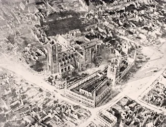 Luchtfoto van Ieper in 1915 na de Eerste en Tweede Slag om Ieper, uit 