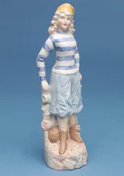 Bisque figuur van een meisje voetballer in blauw-wit gestreepte outfit, ca. 1890s (keramiek)