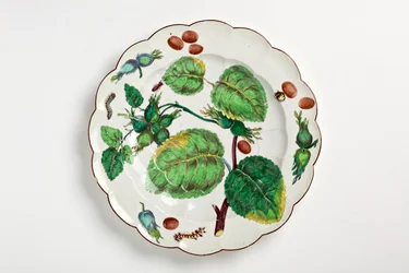 Chelsea bord versierd met botanische illustratie van noten, insecten en bladeren, 1755