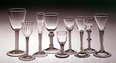 Collectie glazen met ondoorzichtige gedraaide stelen, 1760-75