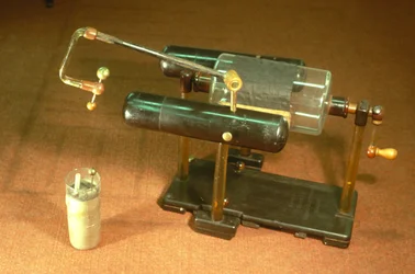 Cilinderelektrostatische machine, met Leydenfles (mahonie, messing en glas)