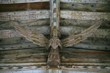 Met een uitzicht op een van de gebeeldhouwde houten engelen in het schip
