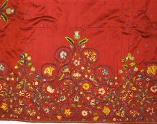 Detail van een belangrijke rok of onderrok van karmozijnrode zijde, naar verluidt geborduurd door Mary, Queen of Scots voor Queen Elizabeth I terwijl ze gevangen zat in Hardwick