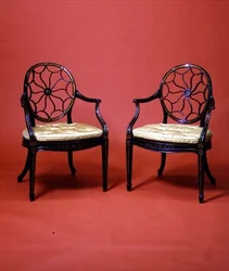 George III gezwart en verguld armstoelen in de stijl van Chippendale, late 18e eeuw