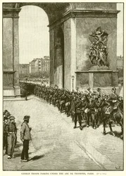 Duitse troepen marcheren onder de Arc de Triomphe, Parijs