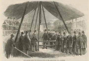 Lord Berners legt de eerste steen van de Landbouwhal