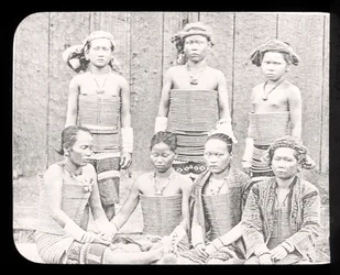 Toverlantaarnplaat van vrouwen van de Sea Dyas-stam, Borneo ca. 1900