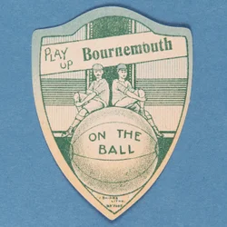 Speel Op Bournemouth, Baines kaart in de vorm van een schild en twee voetballers zittend op een grote voetbal, 1888-89