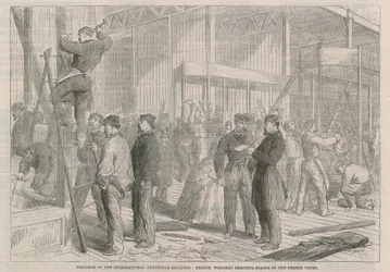 Voortgang op het Internationale Tentoonstellingsgebouw; Franse arbeiders die stands opzetten in het Franse Hof