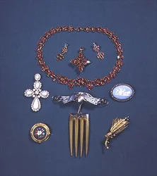 Robijnen ketting en oorbellen set; opaal en diamanten broche; Pietra Dura Broche; haar kam met Plique-a-jour email