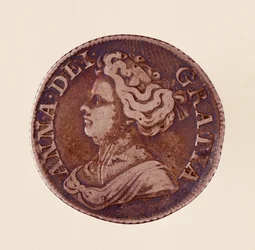 Zilveren Engelse Groschen, regering van koningin Anne Stuart (Anne van Groot-Brittannië) (1665-1714) 1712. Diam. 2,5 cm Napels, archeologisch museum