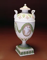 Driekleurige Jasper urnvormige vaas, model van het putti-figuur door John Flaxman. Wedgwood ca. 1780