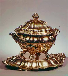 Terrine, meloenvormig, met granaatappelknop, aangebrachte gegroefde rand en bladachtige handvatten, door Garrards, Londen, 1847
