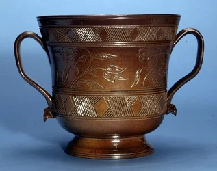 Tweehandige liefdesbeker met inscriptie 